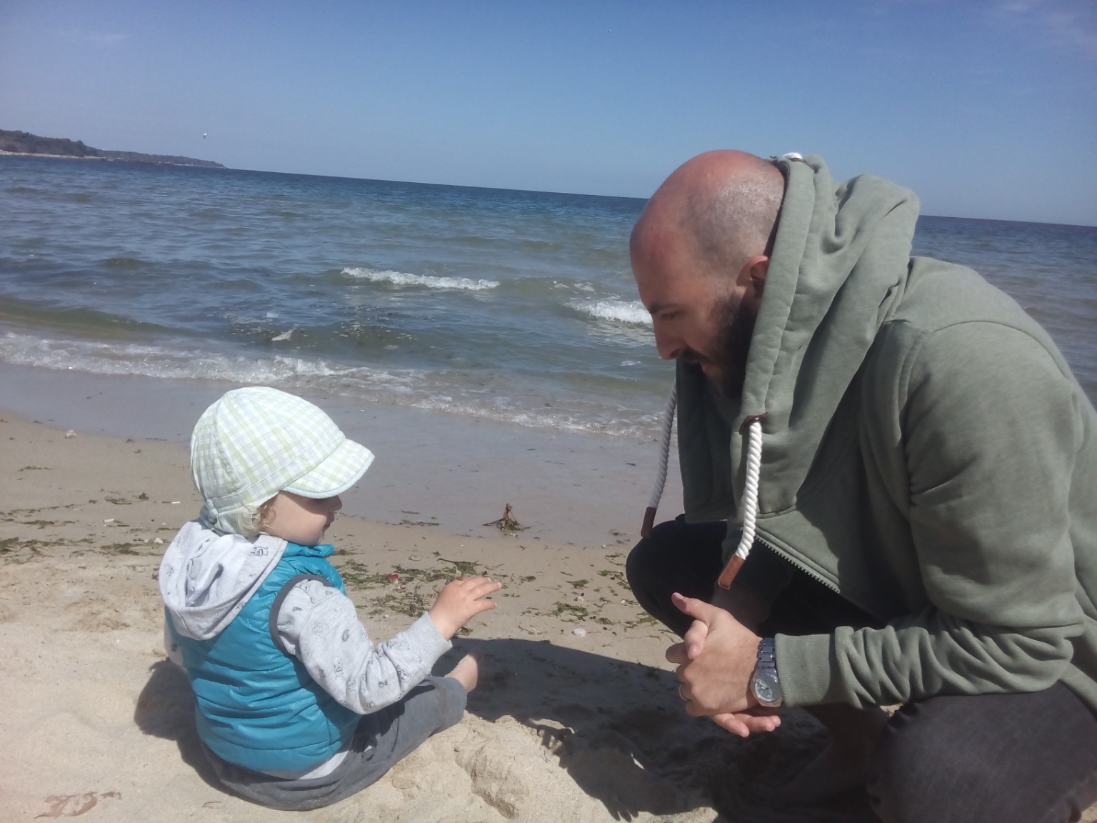 Nazareno im Austausch mit seinem Sohn am Strand